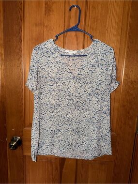 Women’s Blue Floral V-Neck Short Sleeve Top